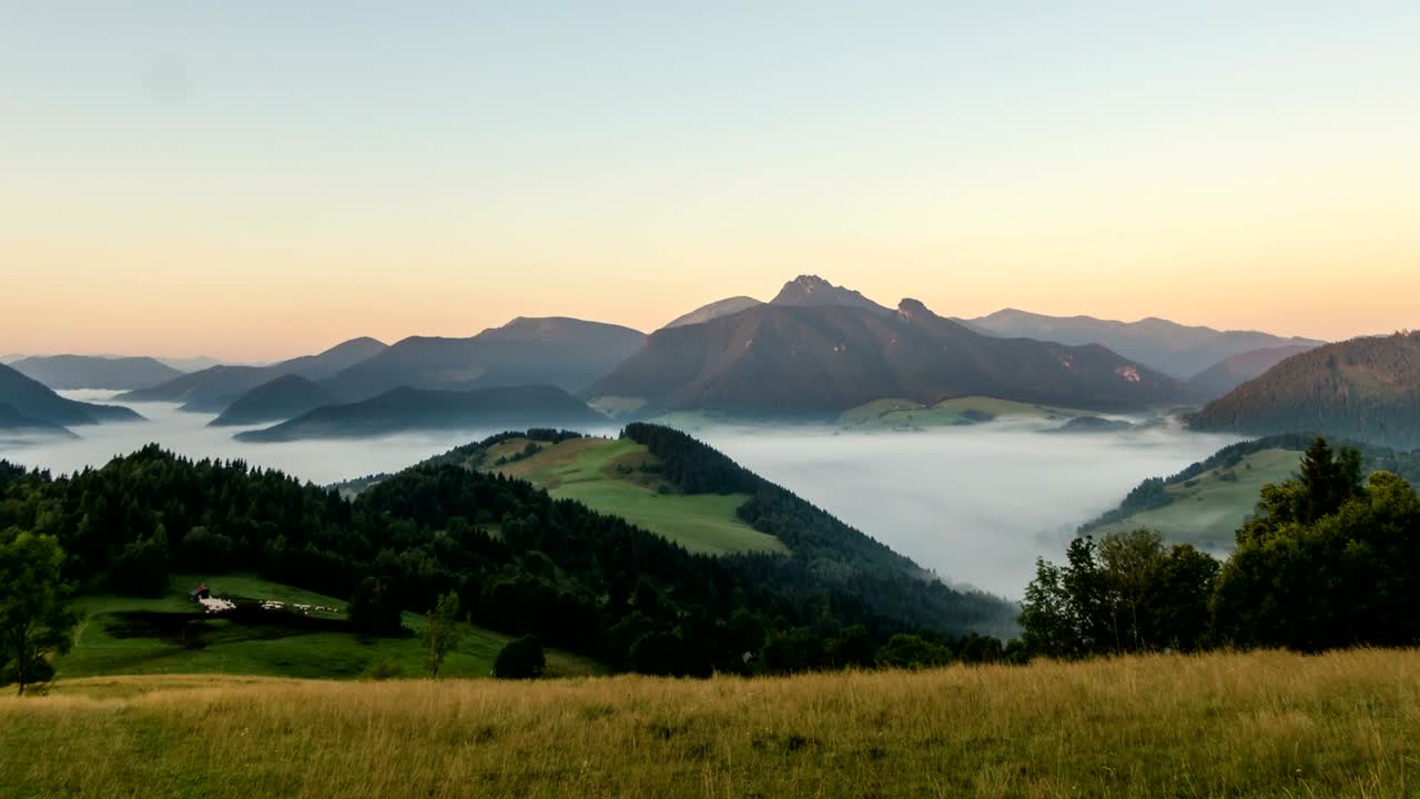 Letní východ slunce nad horami. Časosběr.