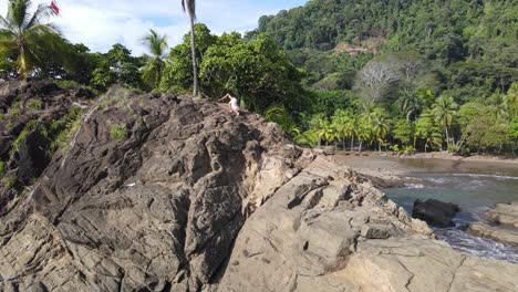 Vista-Aérea-De-Una-Joven-Escalando-Y-Haciendo-Senderismo-En-Una-Montaña-En-Costa-Rica