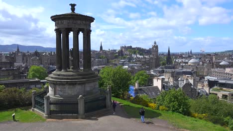 Una-Toma-De-Establecimiento-Del-Horizonte-De-Edimburgo,-Escocia.