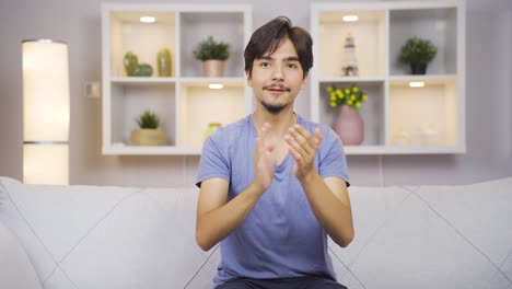 남자가 카메라에 흥분해서 박수를 치고 있습니다.