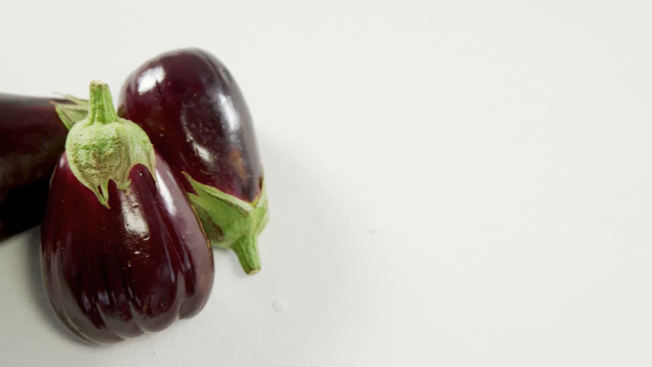 Melanzane su sfondo bianco 4k