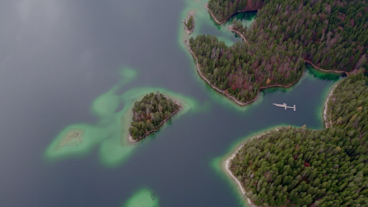 Malownicze jezioro z turkusową wodą i zielonym lasem, Eibsee, Bawaria, Niemcy