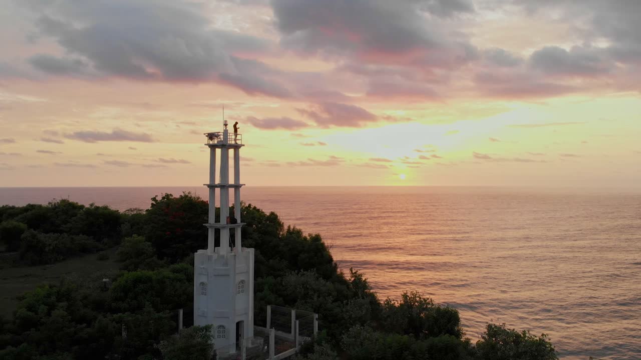 Faro di Uluwatu al tramonto. Indonesia, Bali