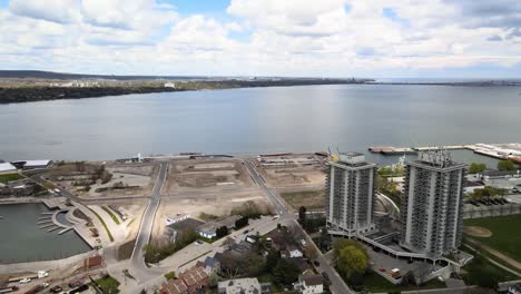 drone volando alrededor del sitio de construcción junto al agua en hamilton