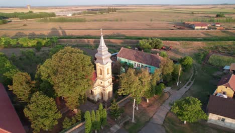 Volando-Sobre-La-Iglesia-De-La-Aldea-Ortodoxa-Eslava-Serbia