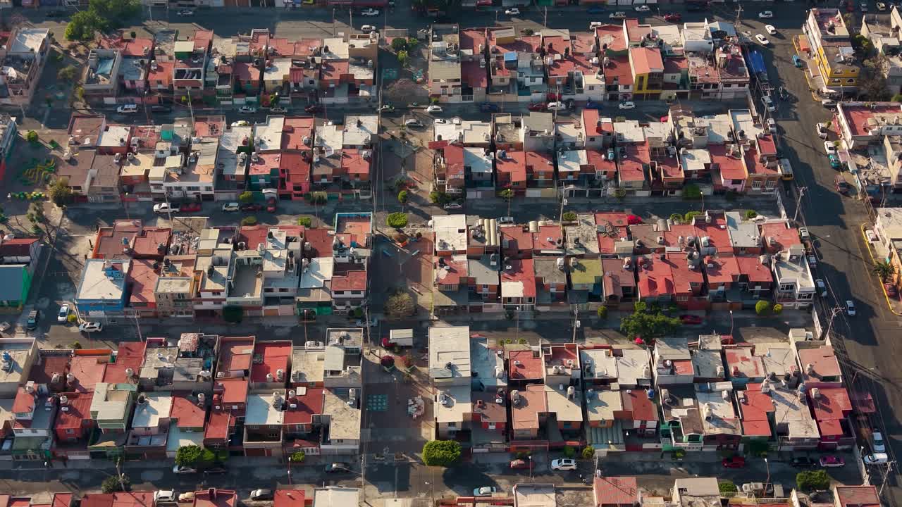 Imágenes aéreas de densos barrios de Ecatepec al atardecer, México