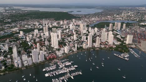 aéreo sobre las marinas y propiedades del barrio de manga de cartagena, bolívar, colombia