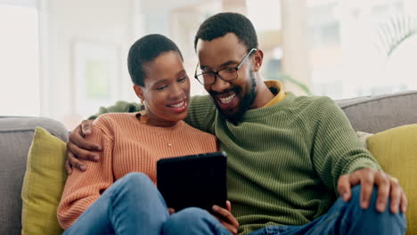 Happy-couple,-hug-and-tablet-on-sofa