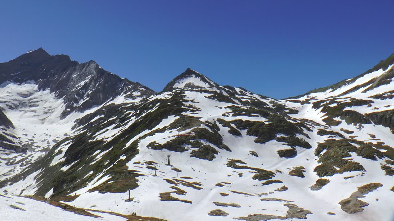 스키 리프트와 얼어붙은 호수가 있는 눈 덮인 산 풍경