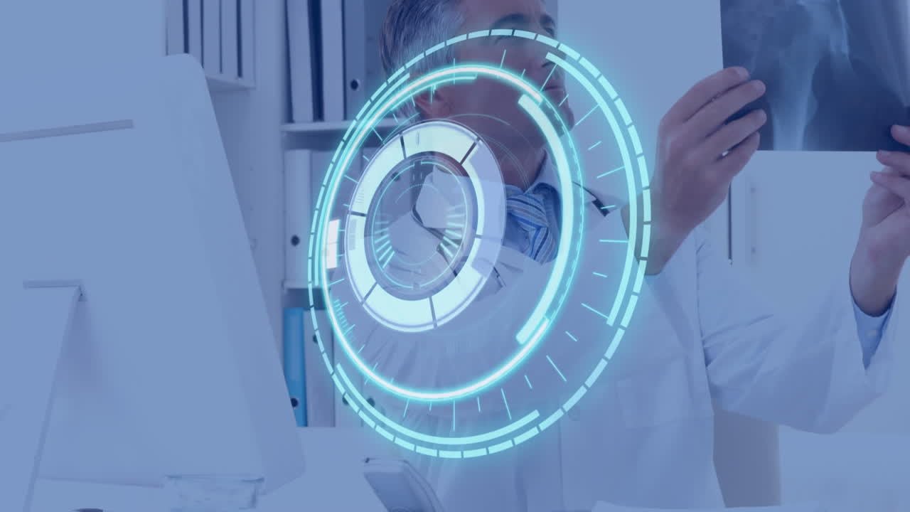 animación de la exploración del alcance sobre el médico masculino que sostiene la exploración de rayos x