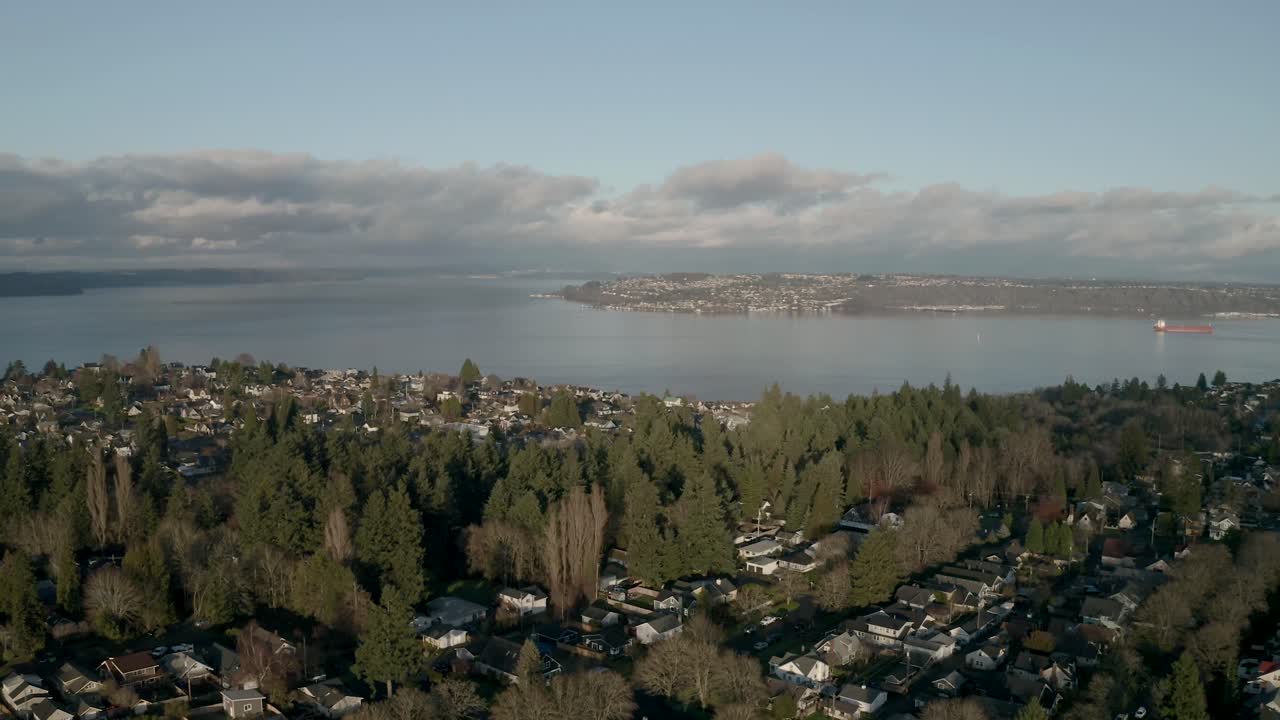paisaje de pueblo tranquilo con agua azul en el fondo bajo un cielo nublado en proctor city, tacoma, washington