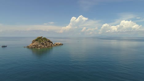 Insel-Unter-Klarem-Blauen-Himmel