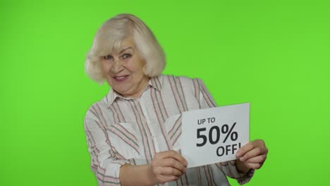 abuela mayor mostrando venta 50 por ciento de descuento anuncio de banner. compras en línea. viernes negro