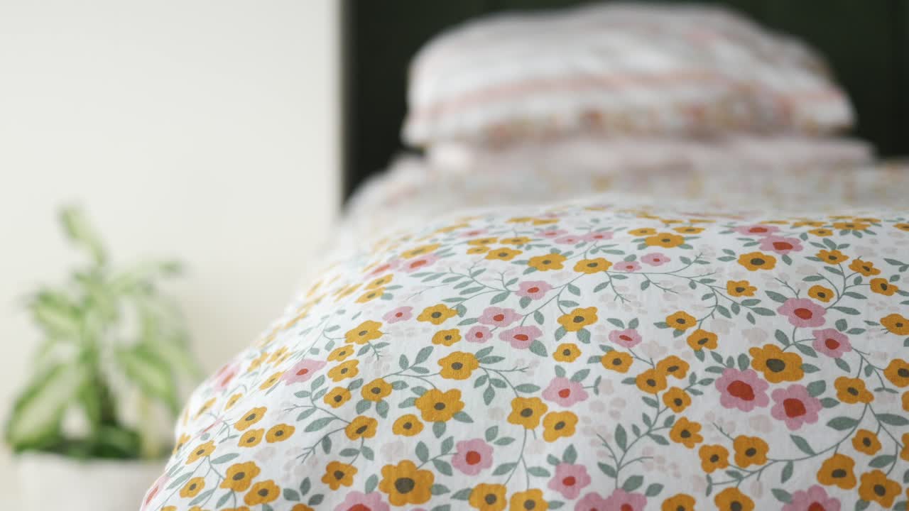 primer plano de ropa de cama y almohadas con flores