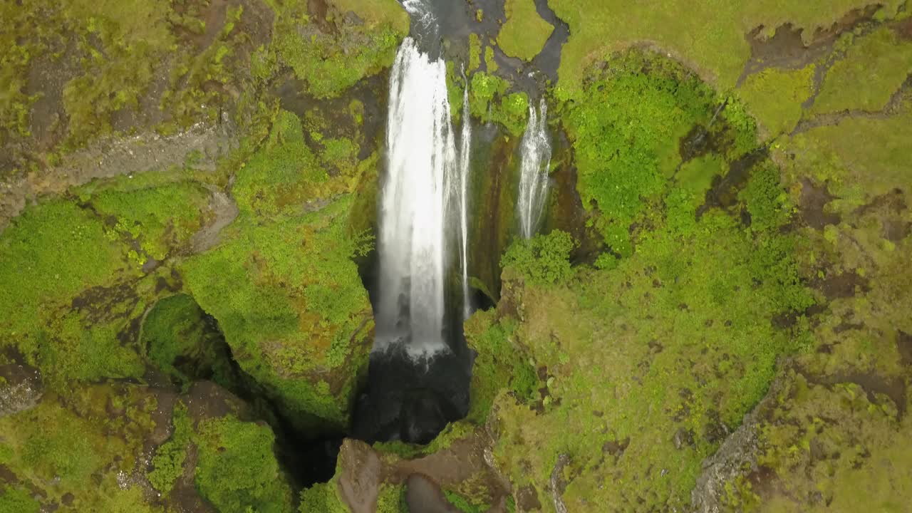 vista aérea de una cascada en islandia