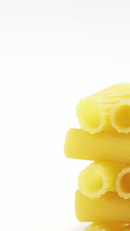 una pila de pasta de penne