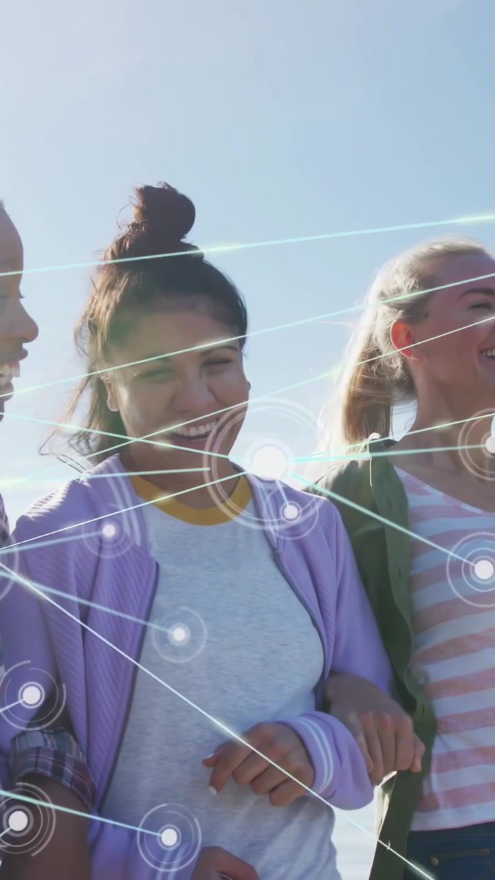 Vertikales Video: Drei Frauen gehen Arm in Arm, die Kamera schwenkt und zeigt Tech-Knotenpunkte mit Verbindungen.