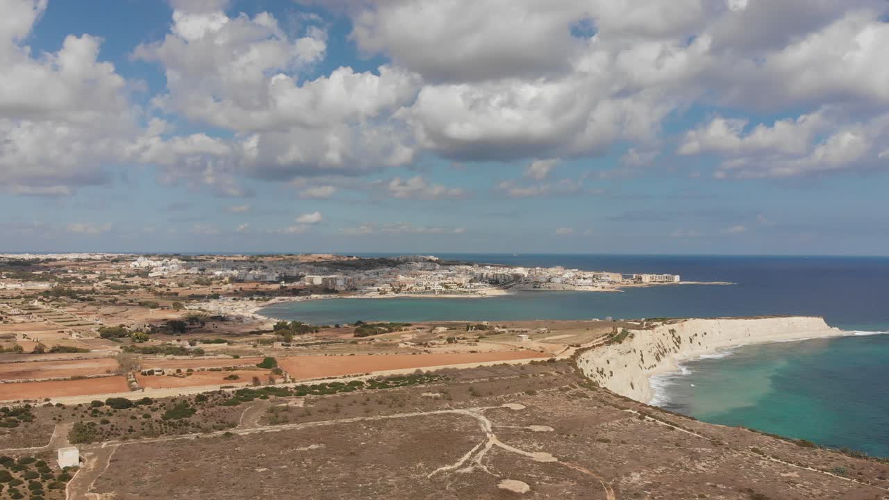 Video aereo con drone dalla Malta orientale, zona di Marsaxlokk, baia di Il-Hofra l-Kbira.