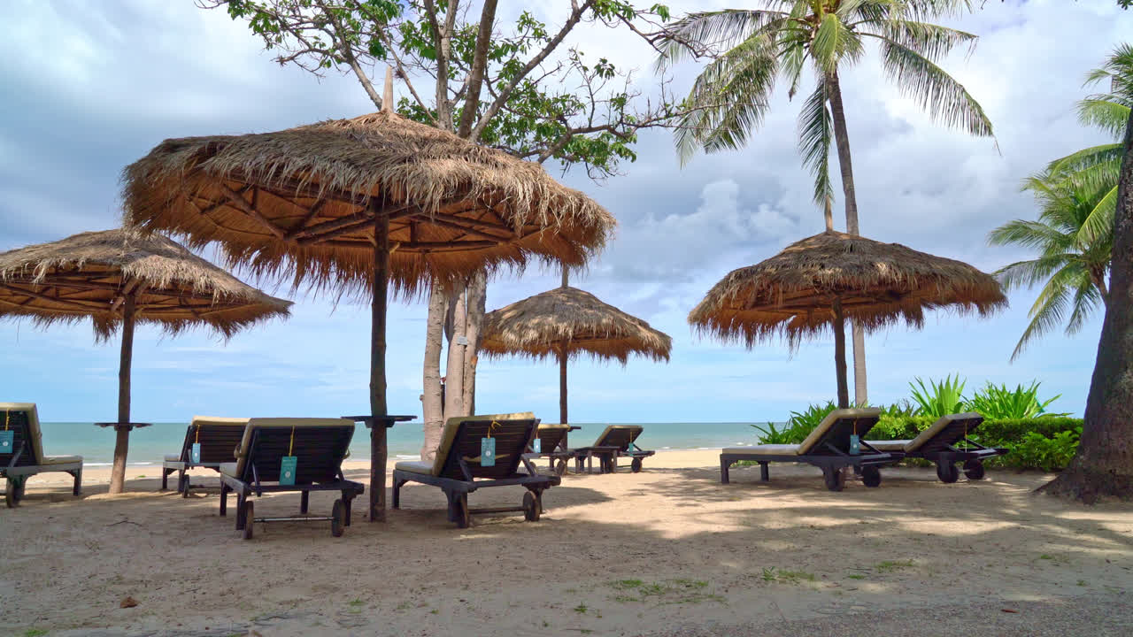 sombrilla y silla de playa con palmeras de coco y fondo de playa y cielo azul - vacaciones y vacaciones