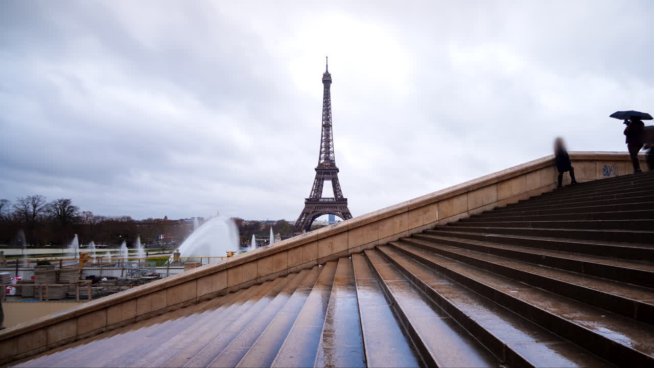 Timelapse della Torre Eiffel a Parigi dalle scale del Trocadero in un giorno di pioggia