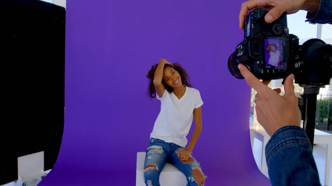 Kvinnlig modell som poserar för en fotografering i studion 4K