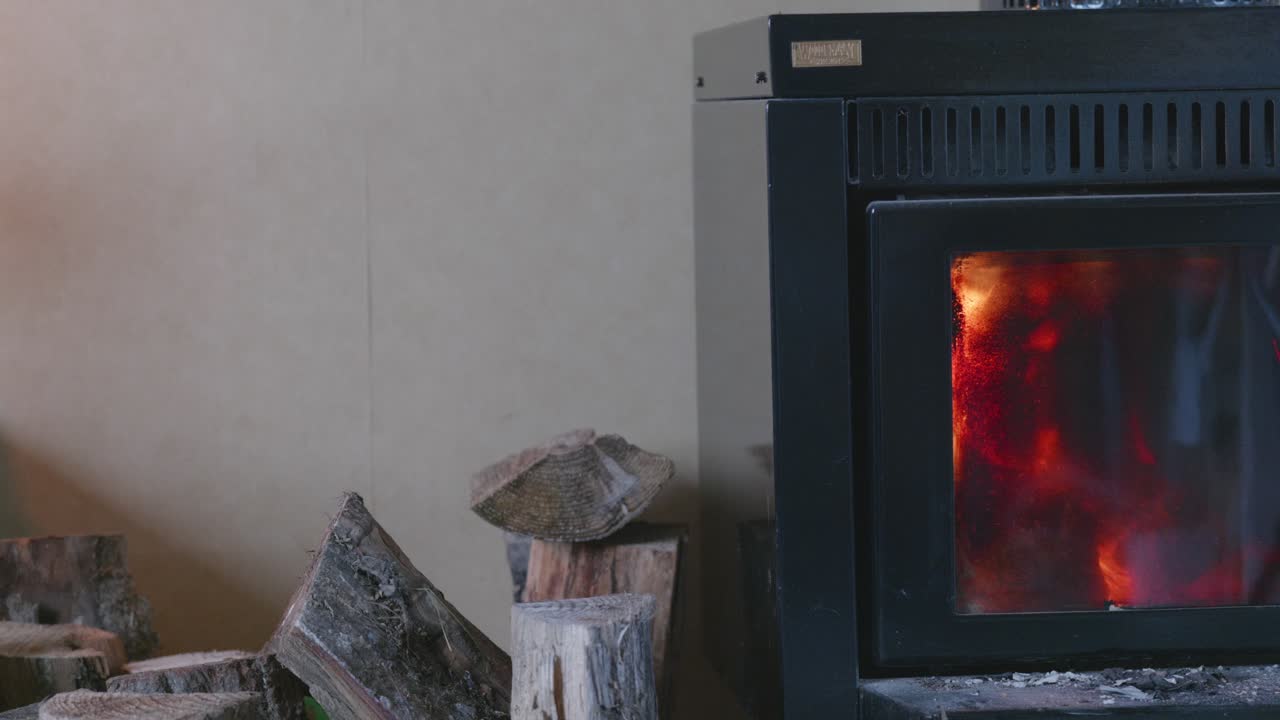 울부 ⁇ 는 실내 벽난로  ⁇ 에 태울 준비가 된 목재 로그