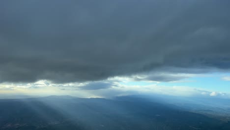 Punto-De-Vista-Del-Piloto-Desde-La-Cabina-De-Un-Jet-Mientras-Vuela-Bajo-Una-Capa-Gris-De-Estratos,-En-España,-A-6000-M-De-Altura