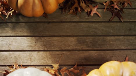 calabaza de halloween con hoja de arce en una mesa de madera 4k