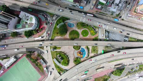 tráfico en un intercambio de carreteras en el centro de hong kong, vista aérea