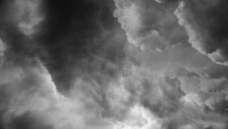 vista 4k de nubes oscuras acompañadas de destellos