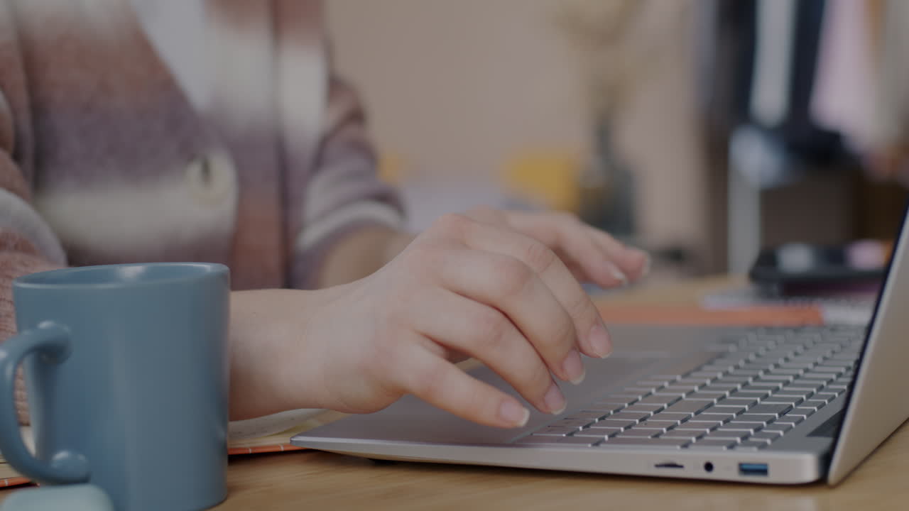mujer trabajando en una computadora portátil