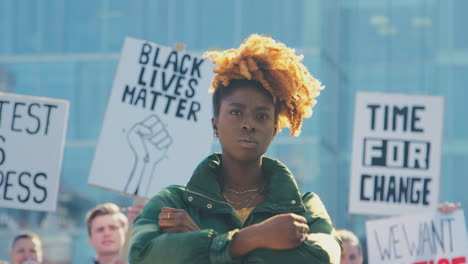 retrato de una manifestante femenina entre los manifestantes con pancartas en la manifestación black lives matter