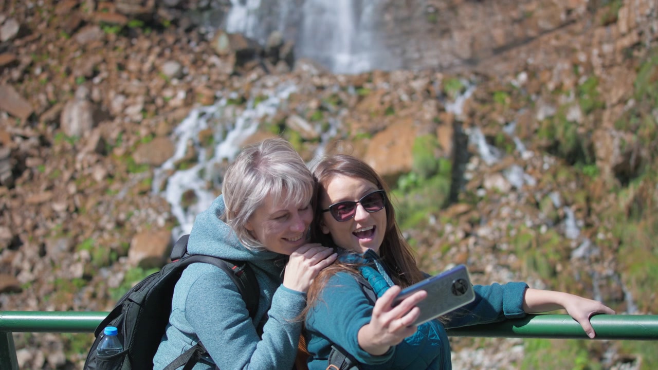 Äiti ja tytär ottavat selfien