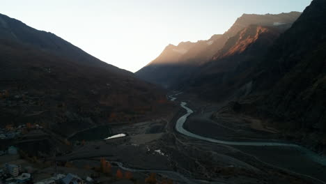 amanecer de otoño sobre montañas de gran altitud