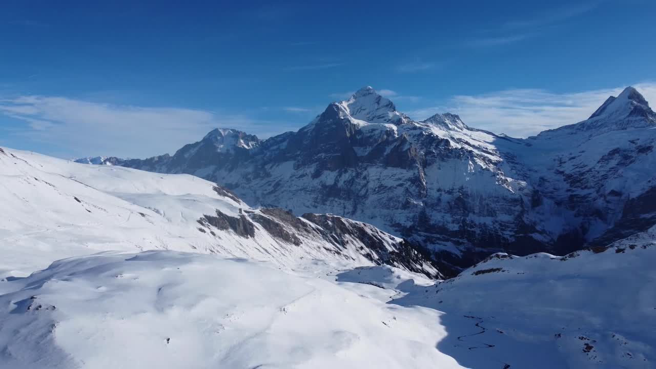 suiza grindelwald vista de la montaña en invierno 4k disparo de drone