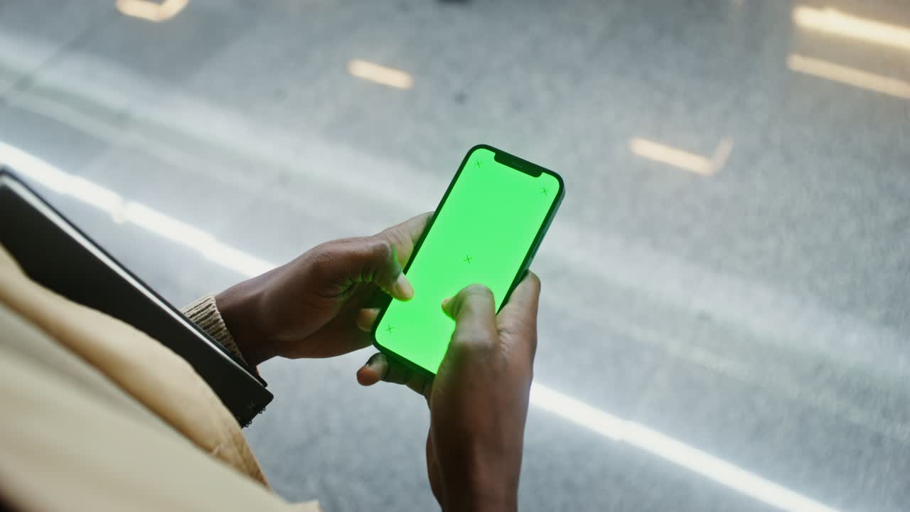 Person, der bruger smartphone med grøn skærm