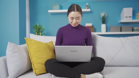 Mujer-Asiática-Feliz-Viendo-Una-Película-En-Una-Computadora-Portátil,-Hablando-Con-Alguien.