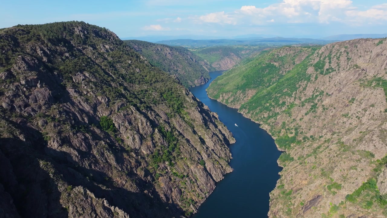 Elven Sil slynger seg gjennom bratte kløfter. Utsikt fra Vilouxe utsiktspunkt i Galicia, Spania. Luftfoto.