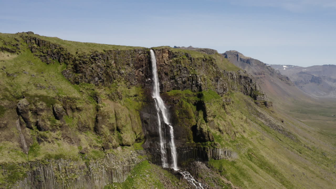 sobrevuelo de la cascada bjarnafoss en islandia para revelar los paisajes circundantes más allá
