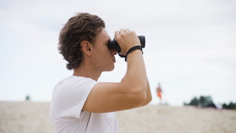 salvavidas masculino en la playa