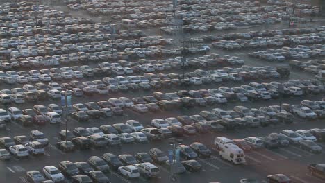 Miles-De-Autos-En-Un-Estacionamiento-Lleno-De-Gente-1