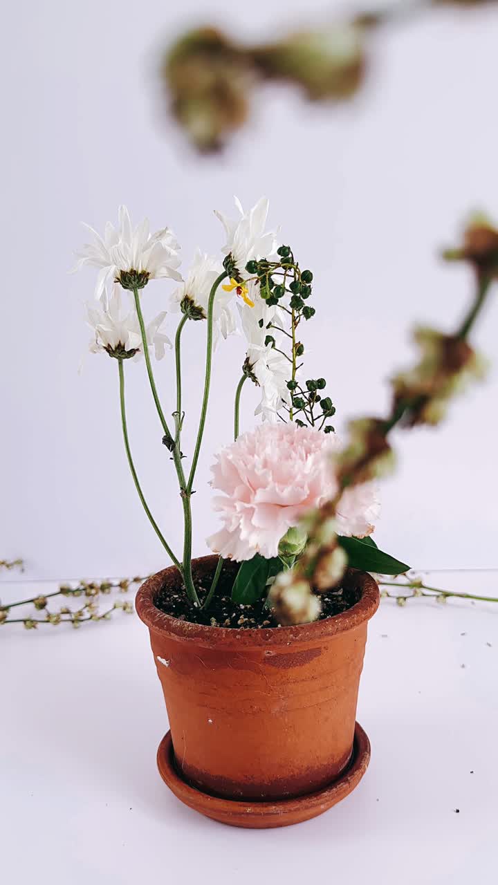 arreglo floral en una olla de terracota