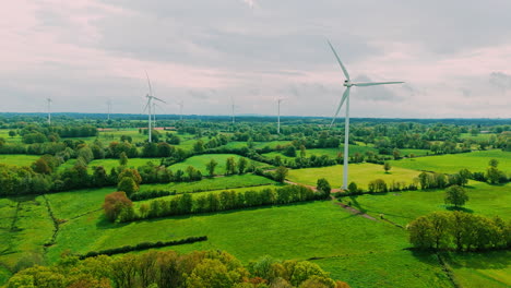 vista aérea de la turbina eólica en la naturaleza