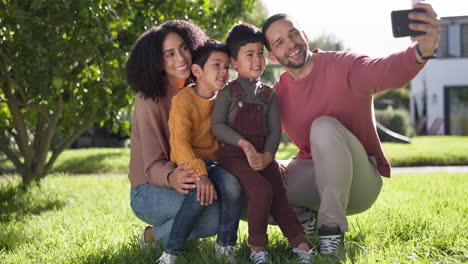 Unterstützung,-Glückliche-Familie,-Die-Ein-Selfie-Macht