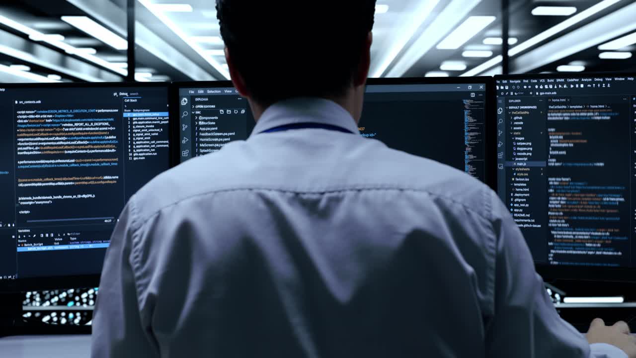 Programmerer som jobber i et datasenter