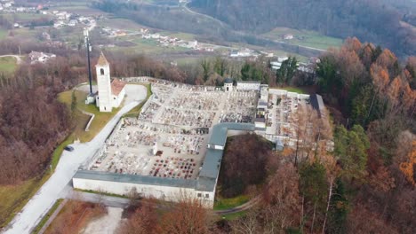 Toma-Orbital-Del-Cementerio-Construido-Después-De-La-Guerra-En-Ucrania-Sobre-Una-Colina-Verde-Alta