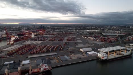 puerto aéreo lleno de contenedores de envío panorámico al horizonte de melbourne