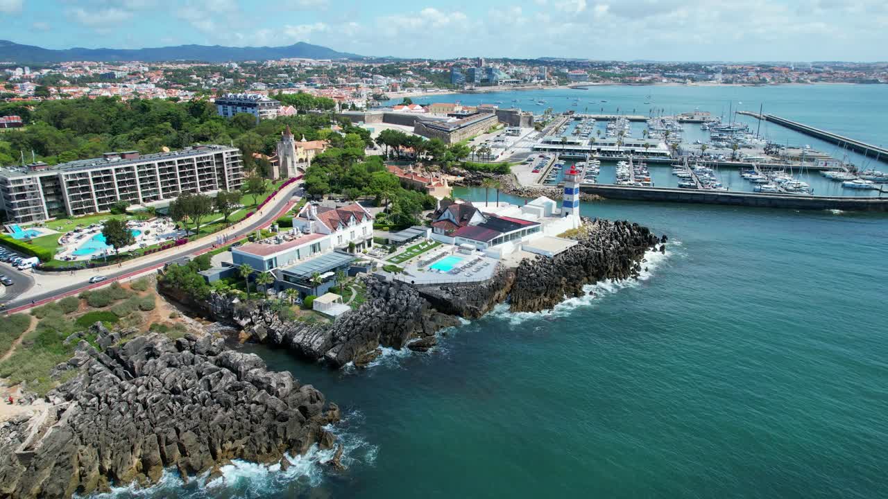 Vista aerea dal faro di Santa Marta e dalla marina di Cascais, con il paesaggio urbano di Cascais. Portogallo
