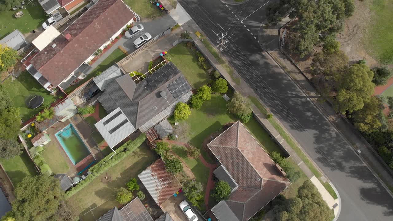 toma aérea de aves de casas residenciales en una calle suburbana en australia