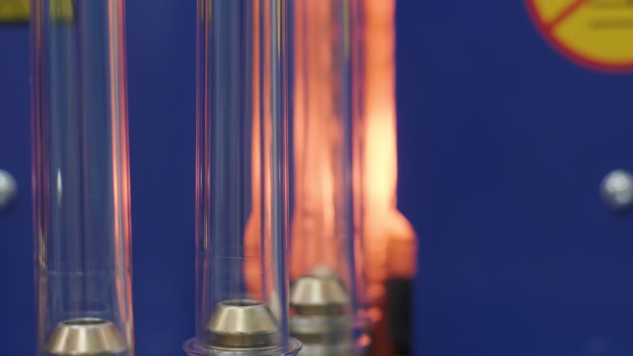 병 플라스틱 제조 라인, 병 플라ス틱 핫 블로우 프로세스 산업 공장에서 자동 컨베이어에 의해 원료 운송